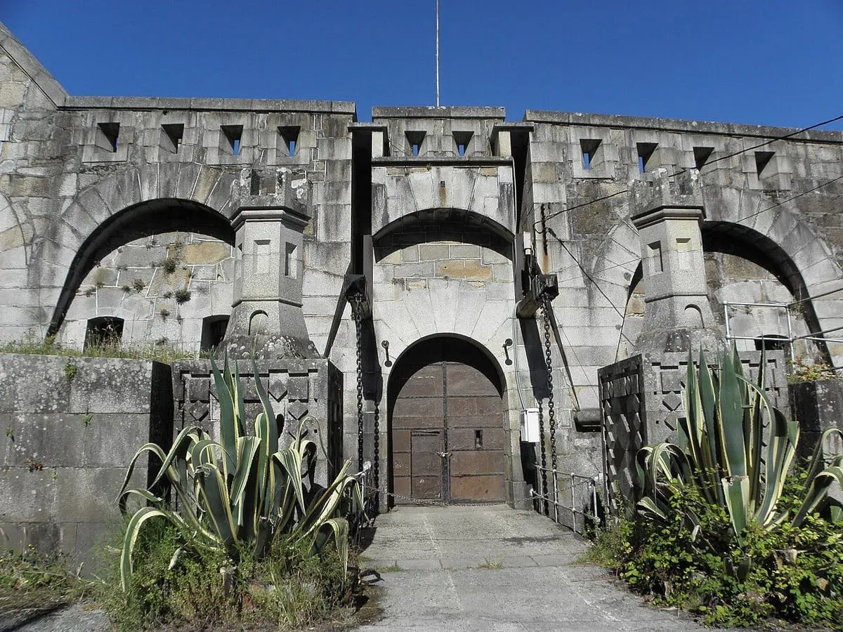 Puerta de la fortaleza con arcos, troneras y mecanismos del puente levadizo