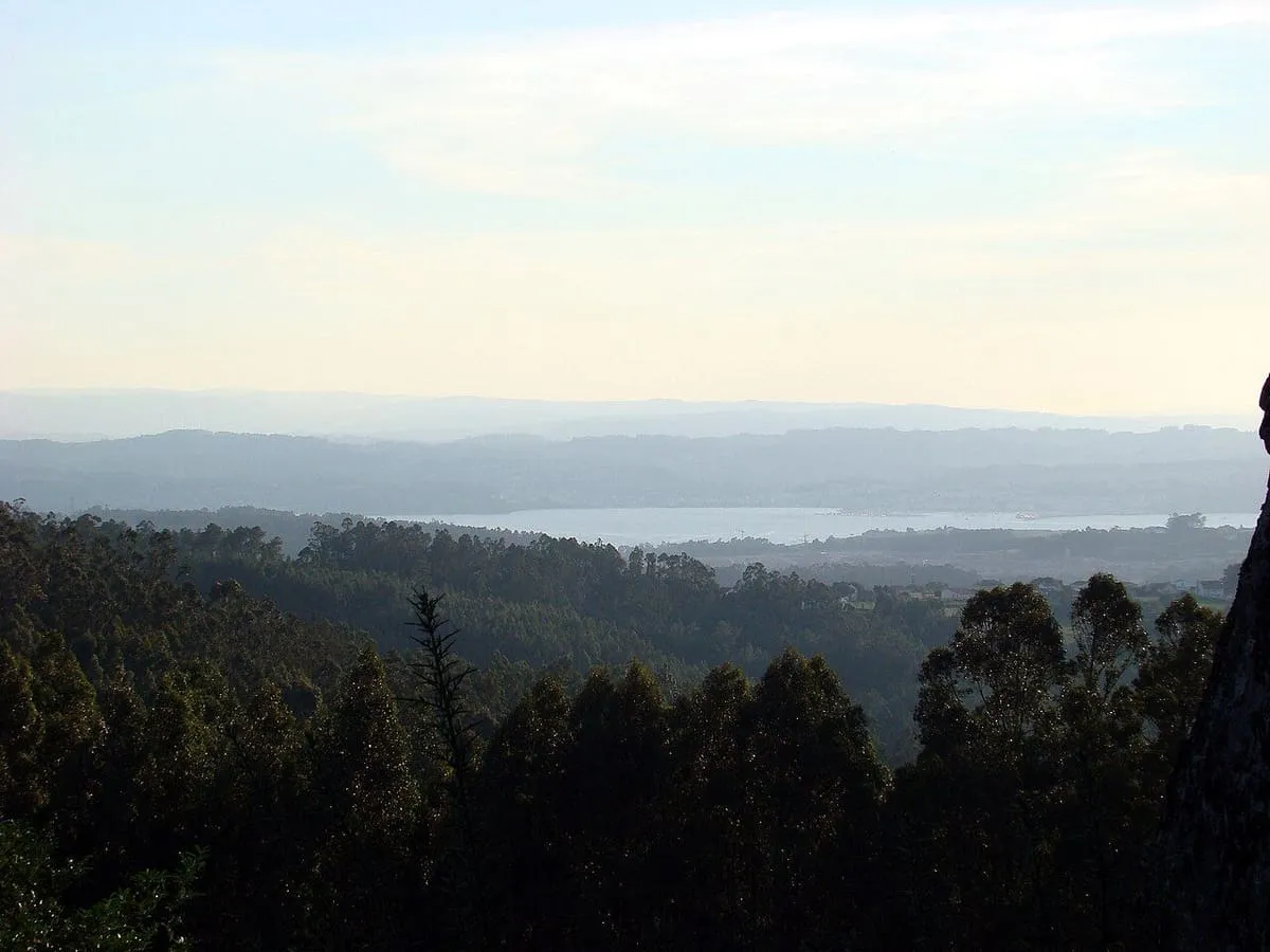 La ría de Ares entre montes arbolados, vista desde el castillo