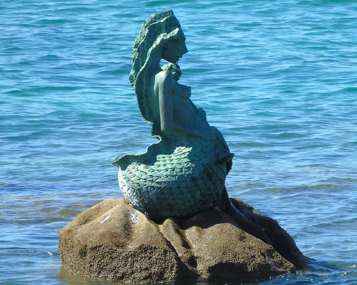 Escultura de la Maruxaina, la sirena de la leyenda de San Cibrao