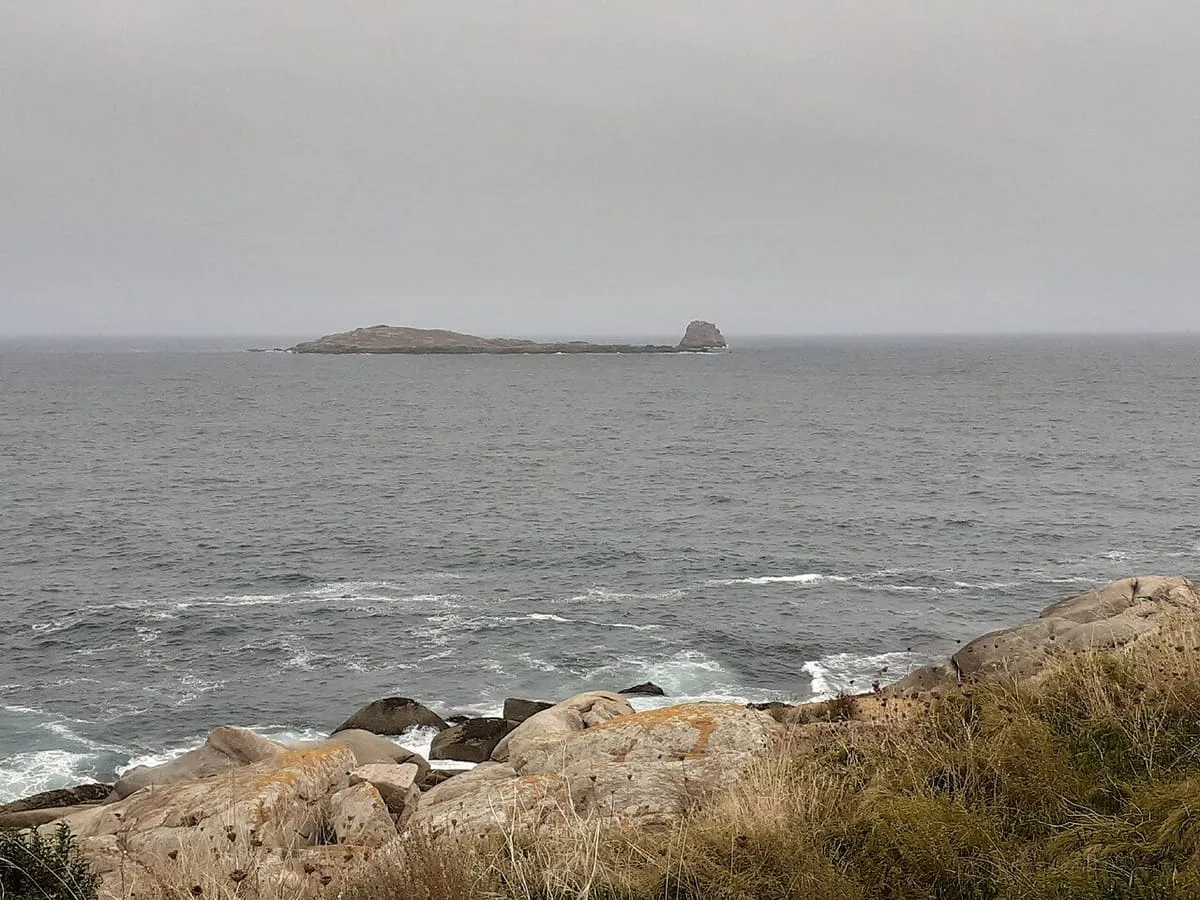 Los islotes de Os Farallóns frente a la costa de San Cibrao