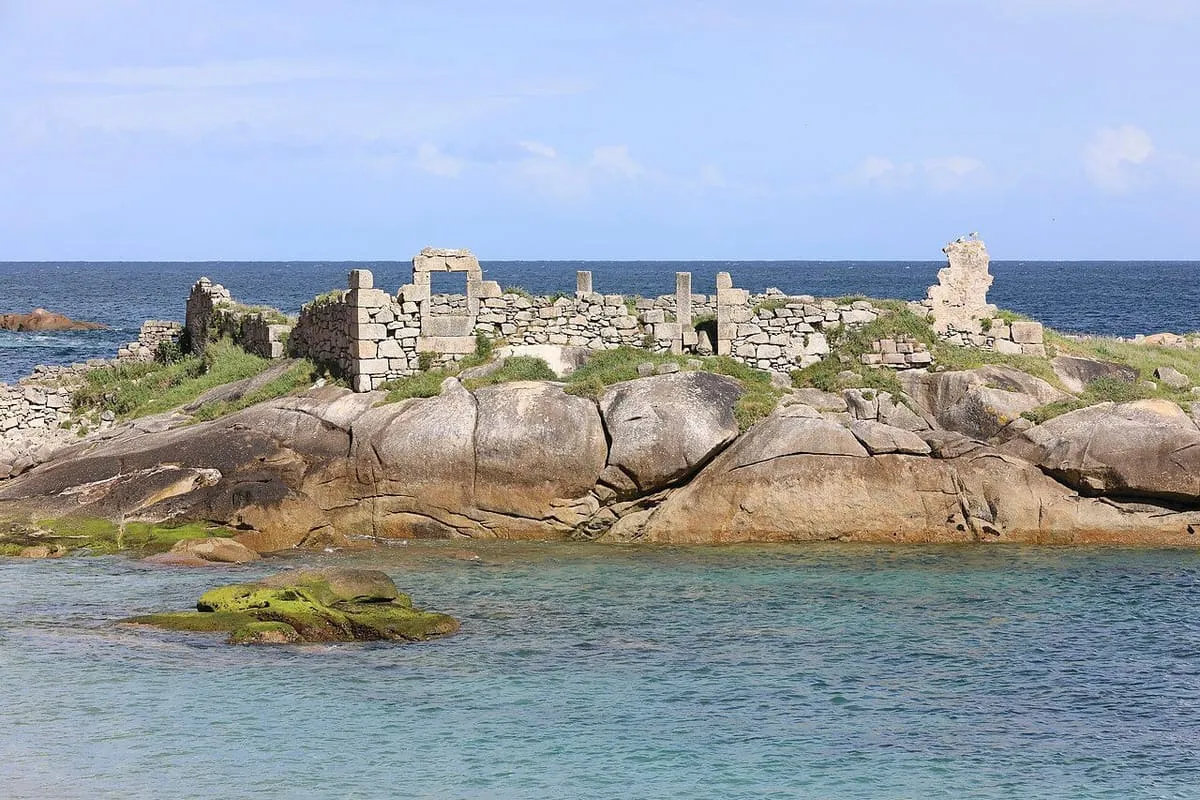 Ruinas de la antigua fábrica de salazón de San Cibrao junto al mar