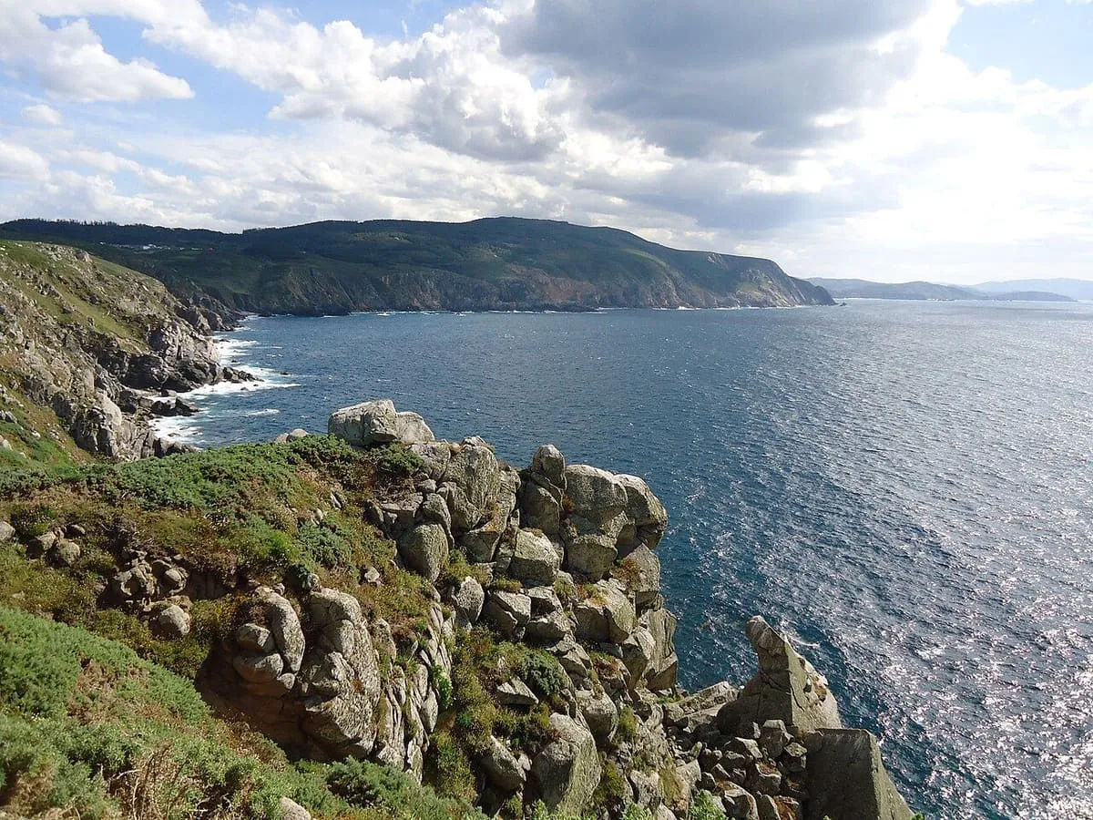 Acantilados de granito sobre el mar abierto en la punta de Estaca de Bares