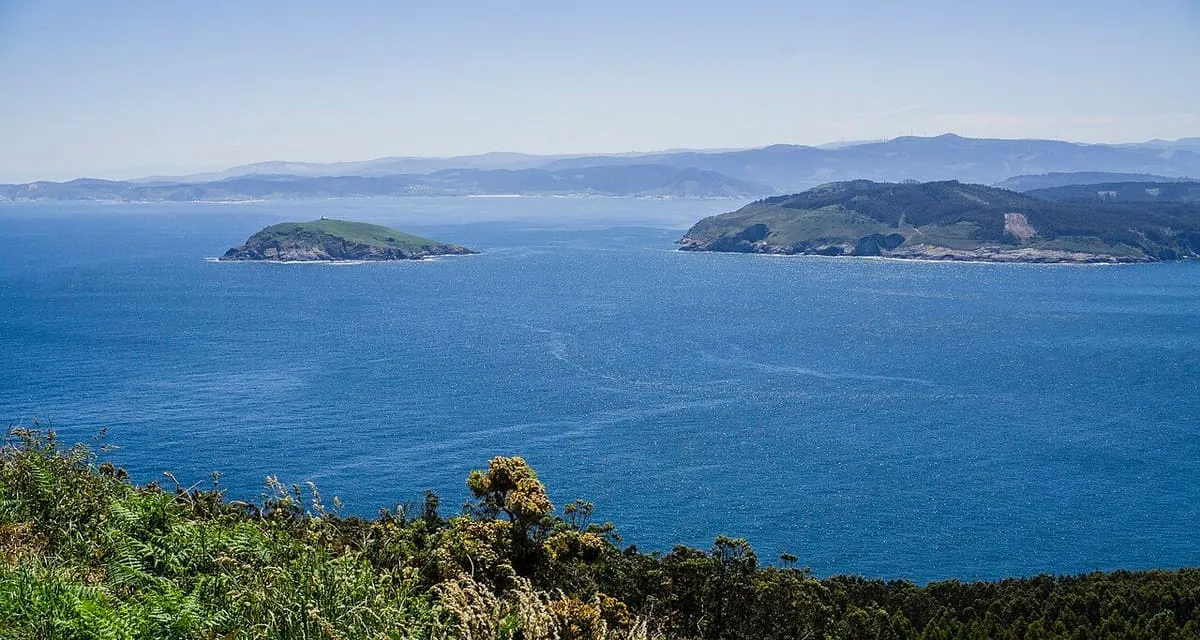 La isla Coelleira frente a la costa, vista desde Estaca de Bares