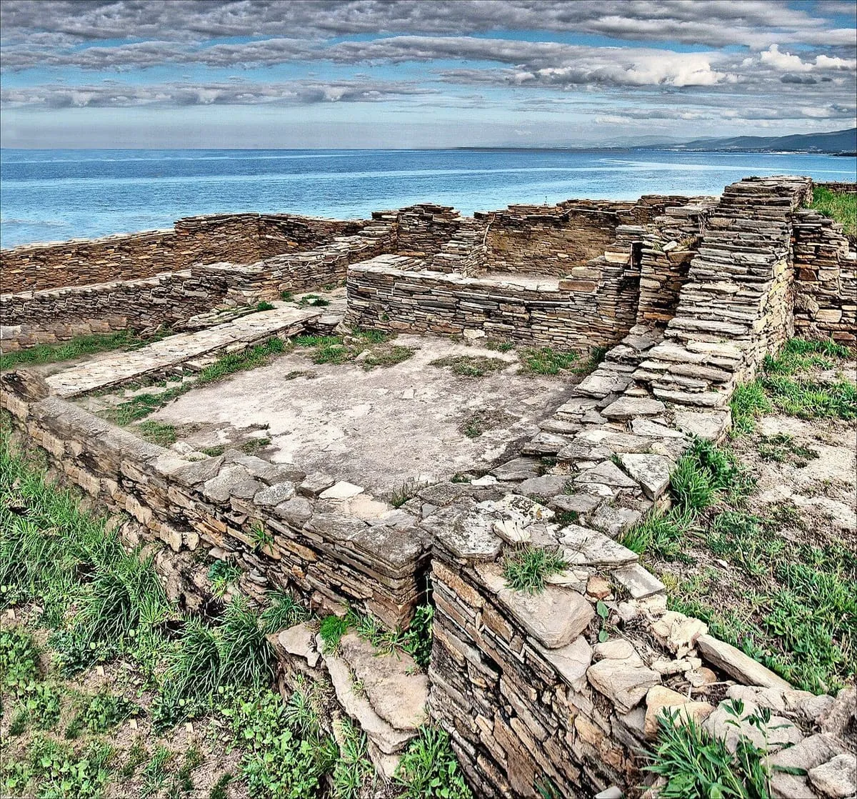 El castro de Fazouro con sus muros de piedra junto al océano