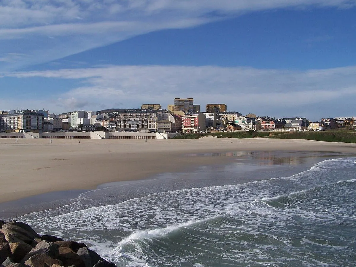 La playa de Foz con los edificios del frente marítimo al fondo
