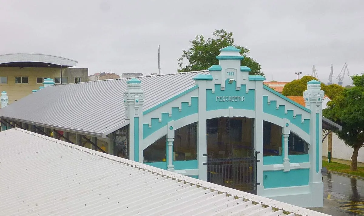 Cubierta del mercado con un frontón decorado en verde turquesa y la palabra Pescadería