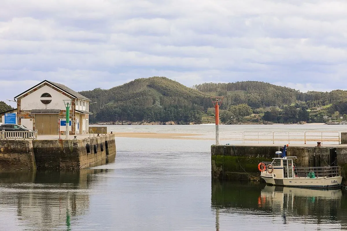 El muelle de O Porto do Barqueiro y la ría al fondo
