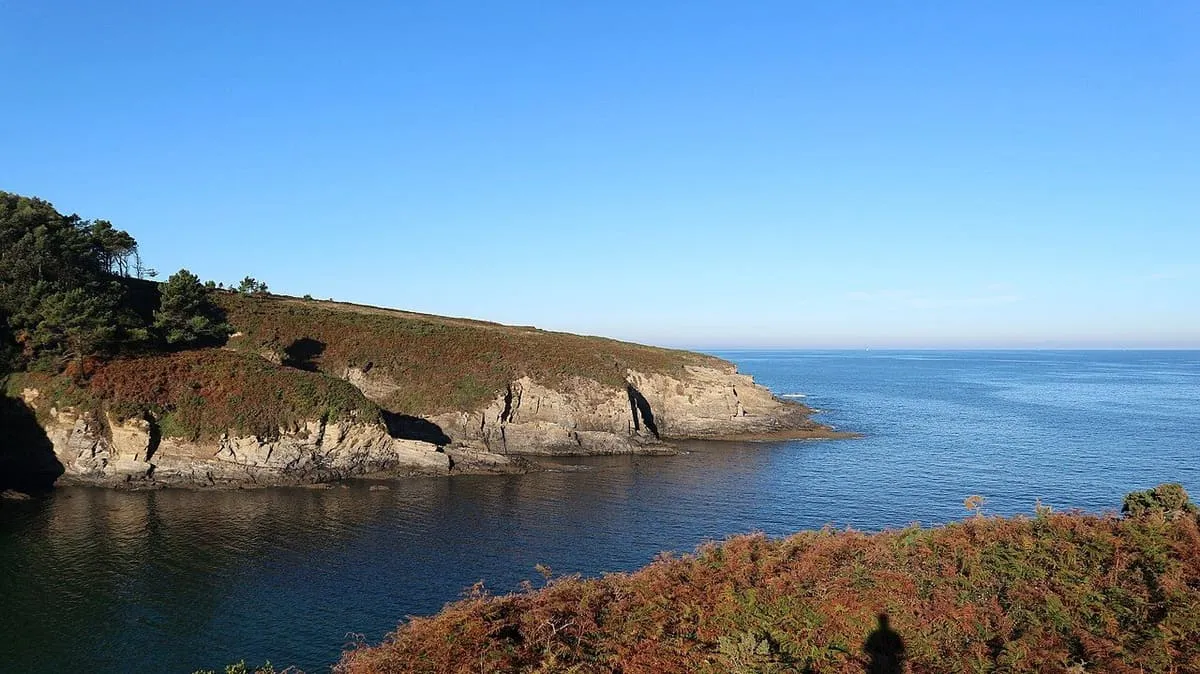 Acantilados e islotes de la costa de Dexo