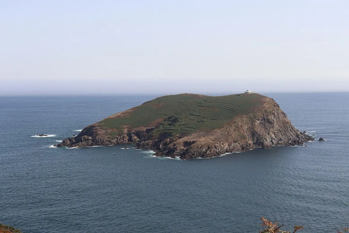 La isla Coelleira con su faro en lo alto