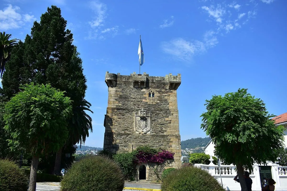 El torreón de los Andrade sobre las casas de la villa