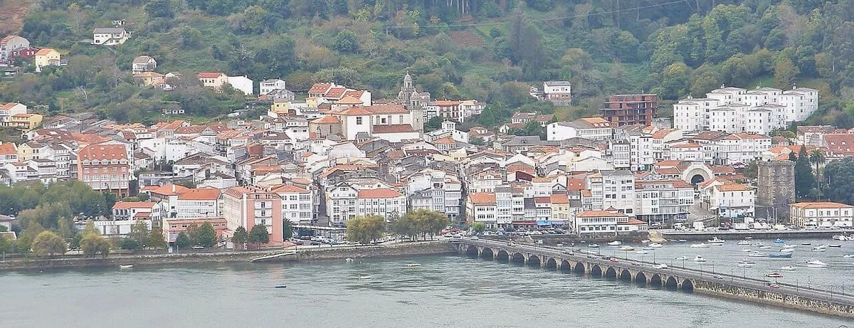 Vista general de Pontedeume junto a la desembocadura del Eume
