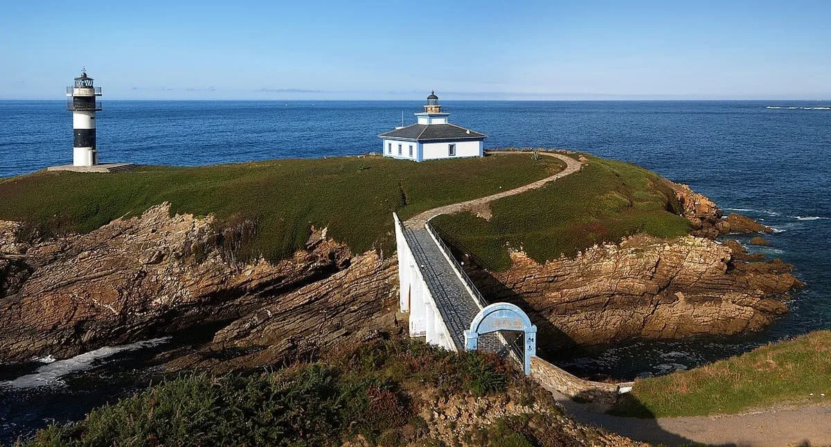 Los faros de la Illa Pancha sobre el mar, vistos desde la costa