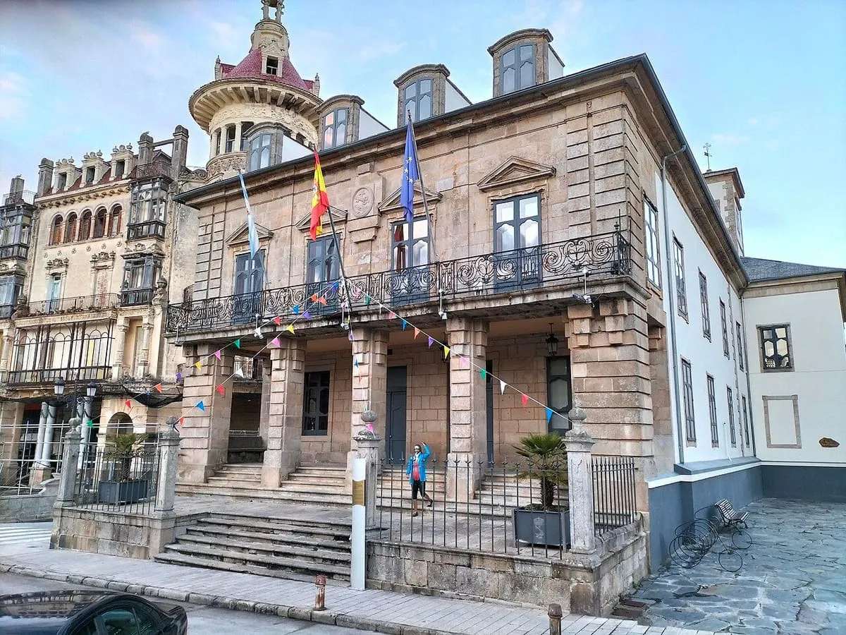 La casa consistorial de Ribadeo con su balconada