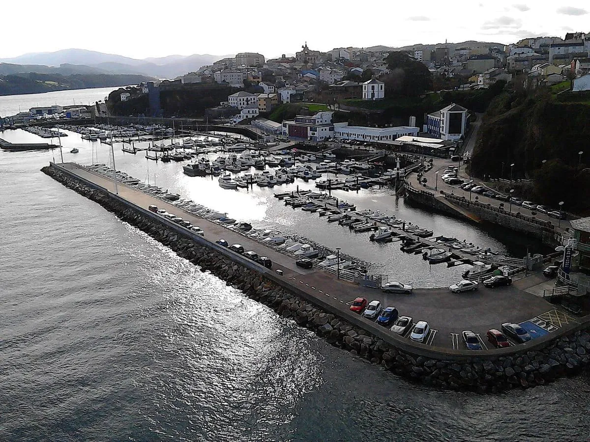 El puerto deportivo de Ribadeo visto desde la ponte dos Santos