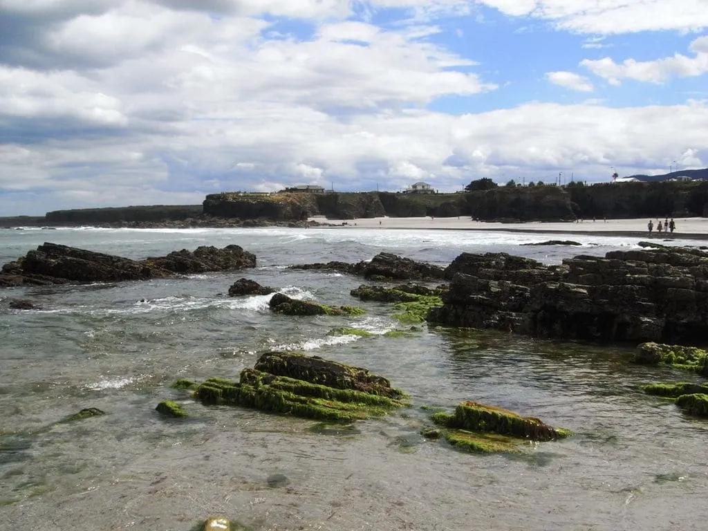 La playa de Os Castros, en Ribadeo, vista desde lo alto