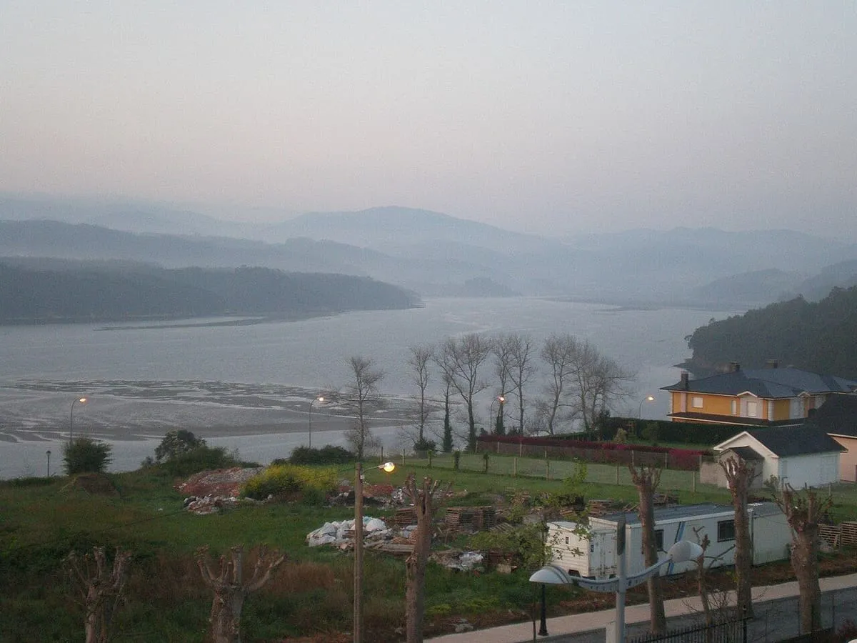 La ría del Eo al amanecer, con Ribadeo y el agua en calma