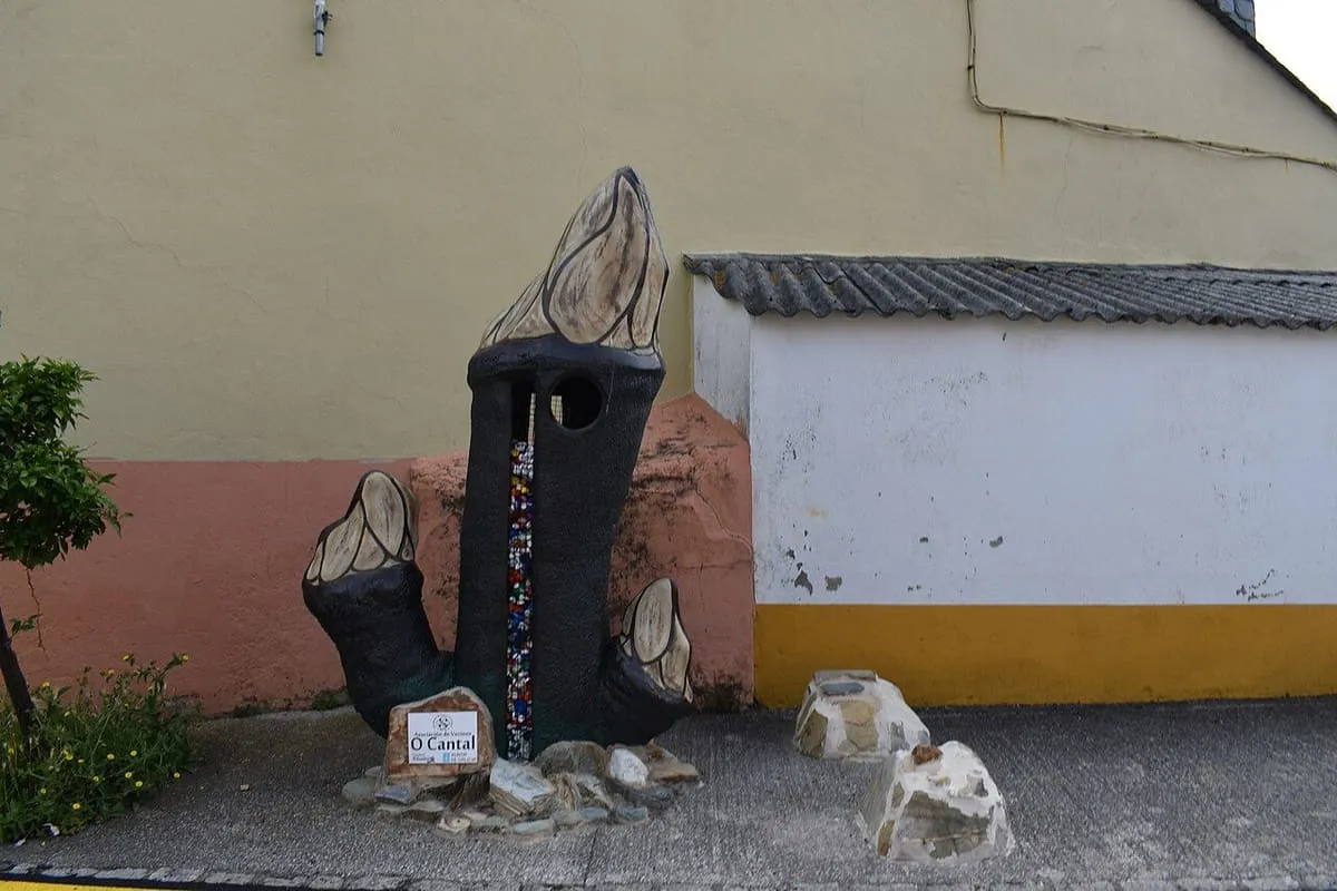 Escultura de percebes en Rinlo, Ribadeo
