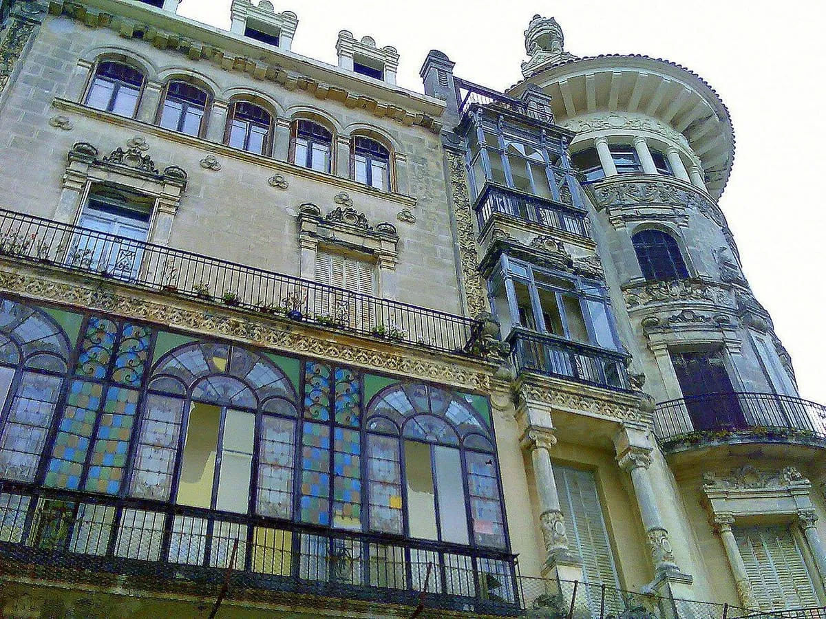 Detalle del mirador y las galerías de la Torre dos Moreno