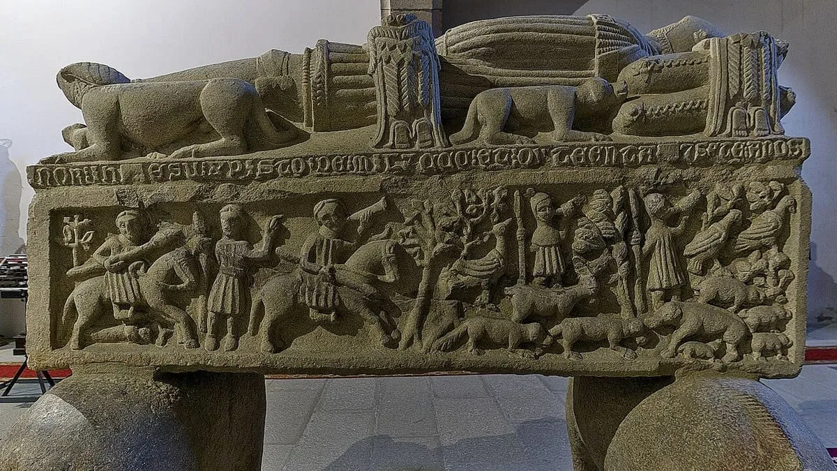 Relieve de una escena de caza con jinetes, árboles y animales en el lateral del sepulcro