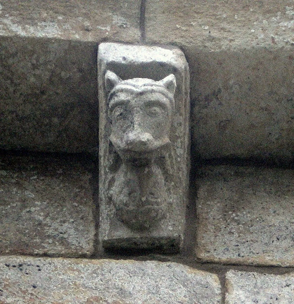 Canecillo de piedra con una figura de animal bajo el alero