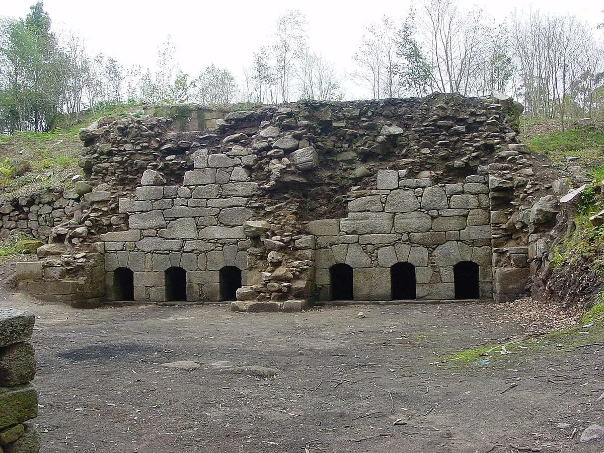 Restos de piedra de los antiguos hornos de fundición, con varias bocas en arco