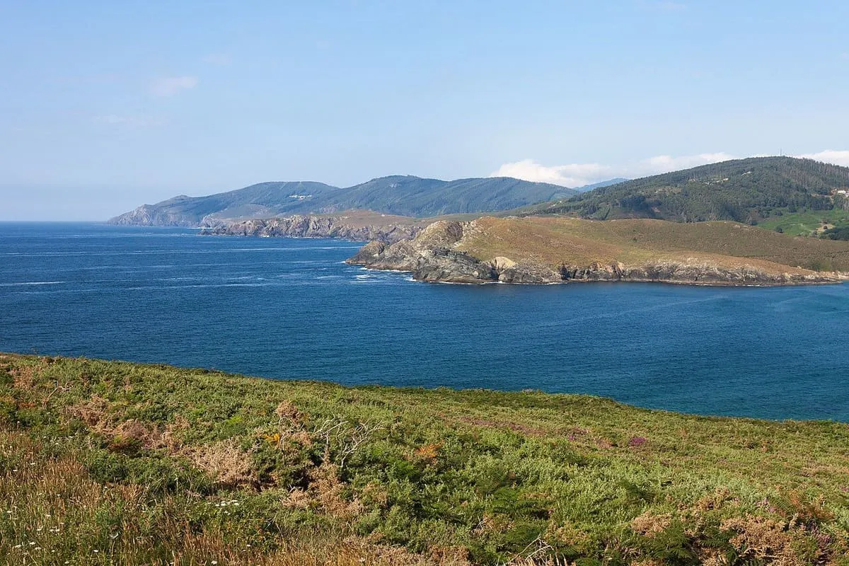 Vista de la costa norte desde el lado sur de la playa de Pantín