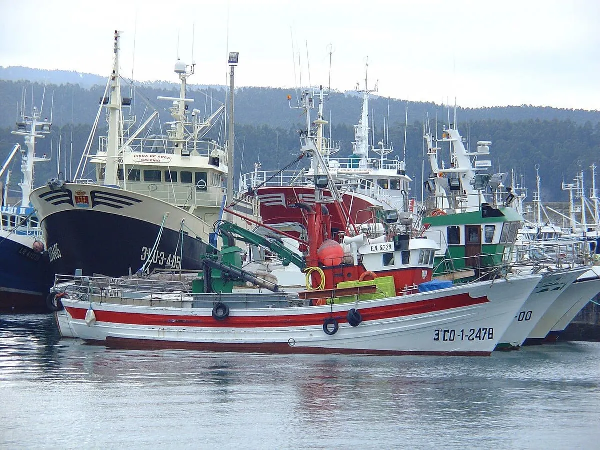 Un pesquero amarrado en el muelle del puerto de Celeiro