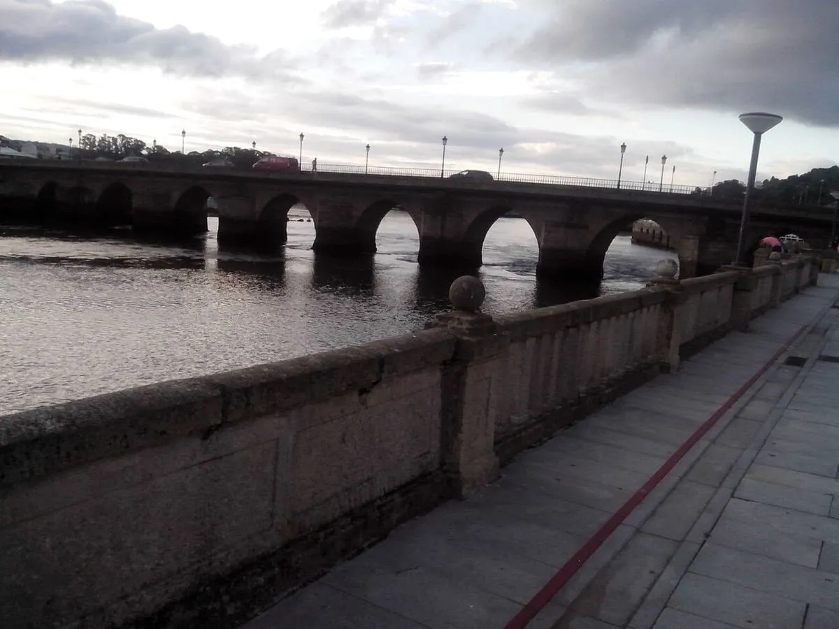 Arcos del puente de la Misericordia vistos desde la orilla