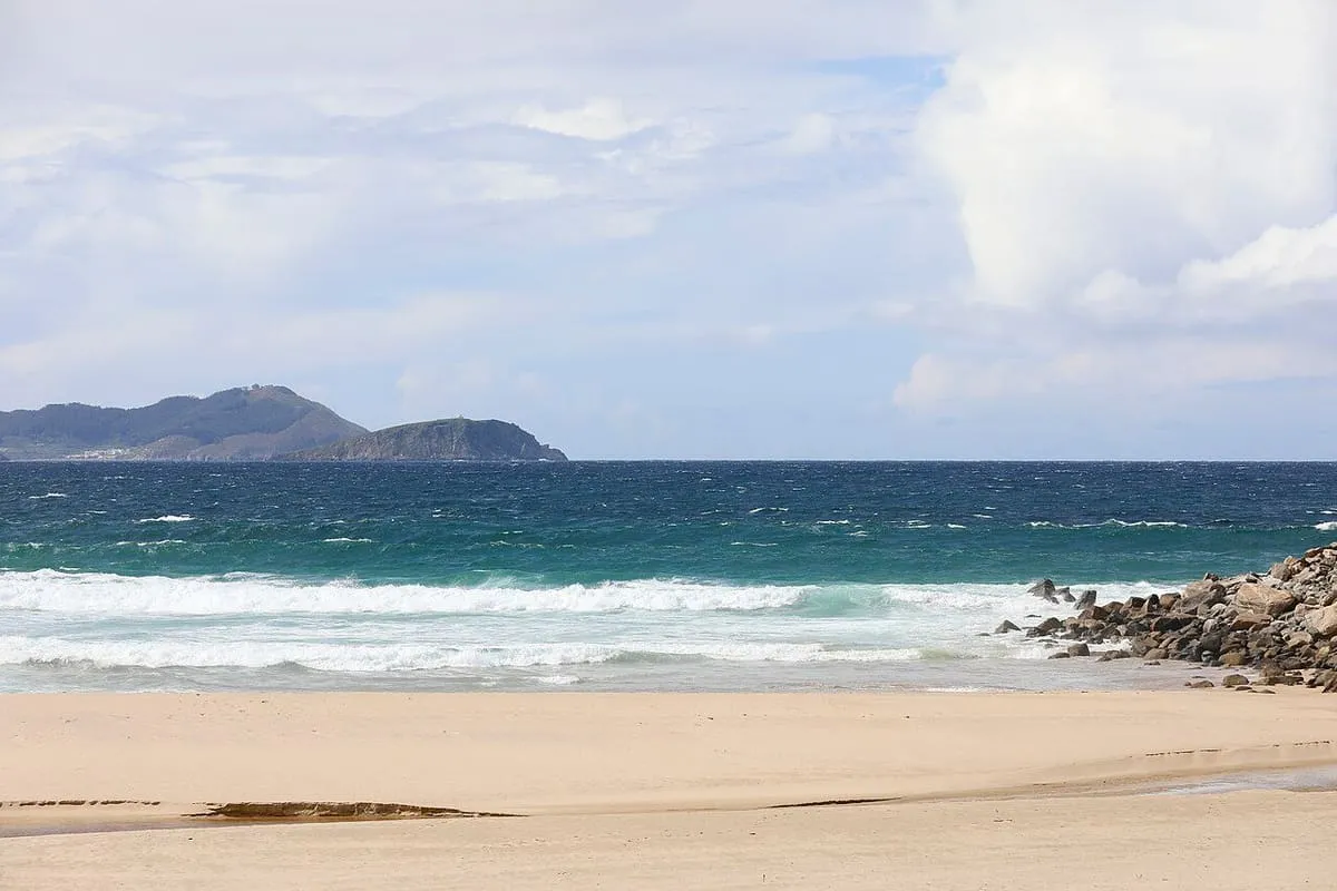 El arenal de Esteiro con el mar abierto del Cantábrico