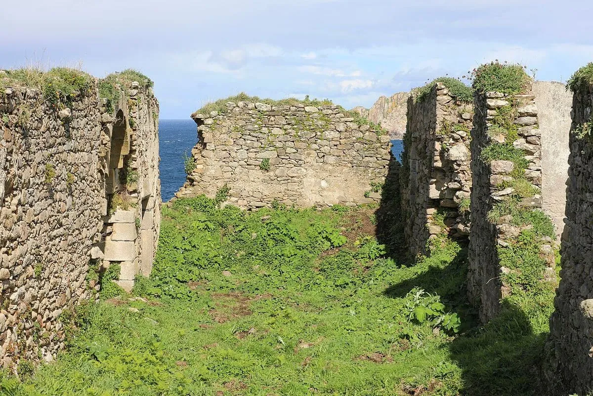 Las ruinas de la iglesia de San Tirso junto al mar, en Portocelo