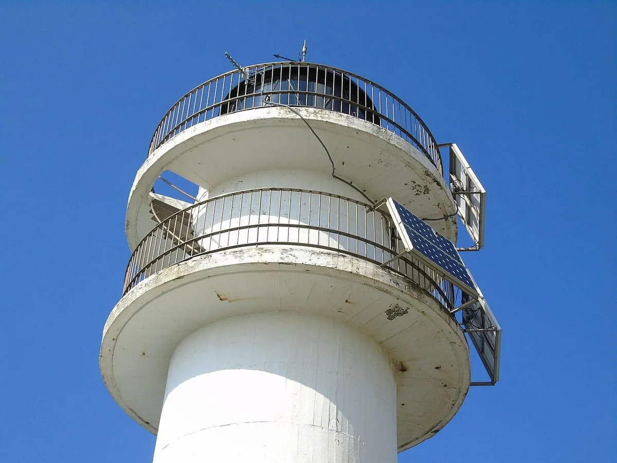El faro de Punta Roncadoira y la costa de Xove