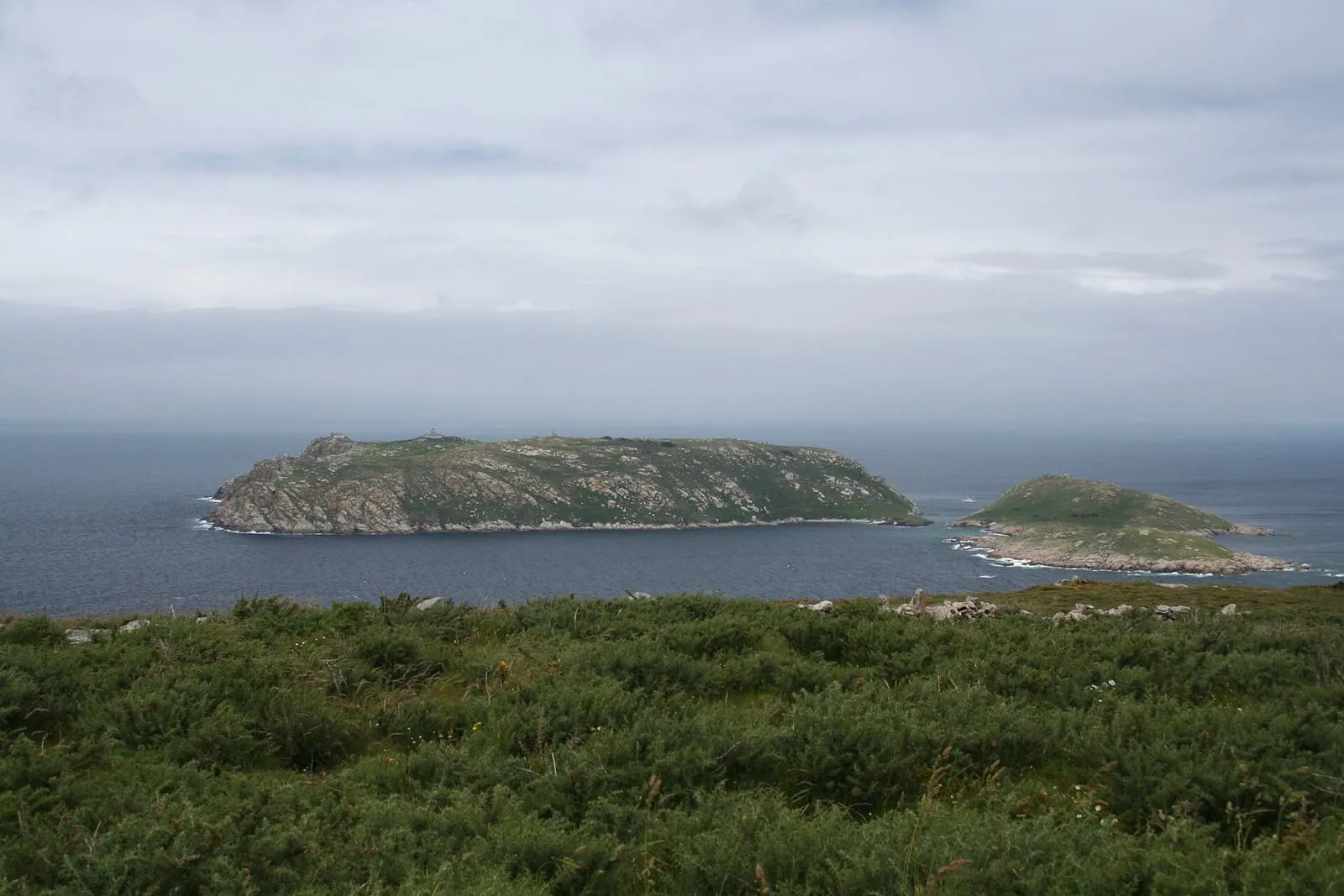 Las islas Sisargas, bajas y alargadas, frente a la costa de Malpica