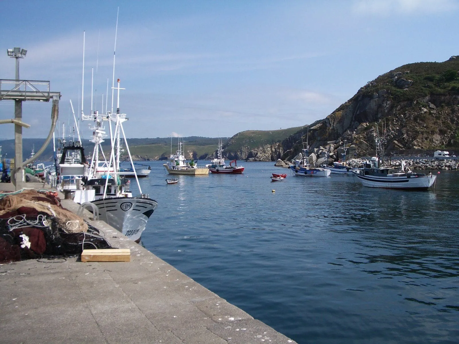 El puerto pesquero de Malpica con sus barcos