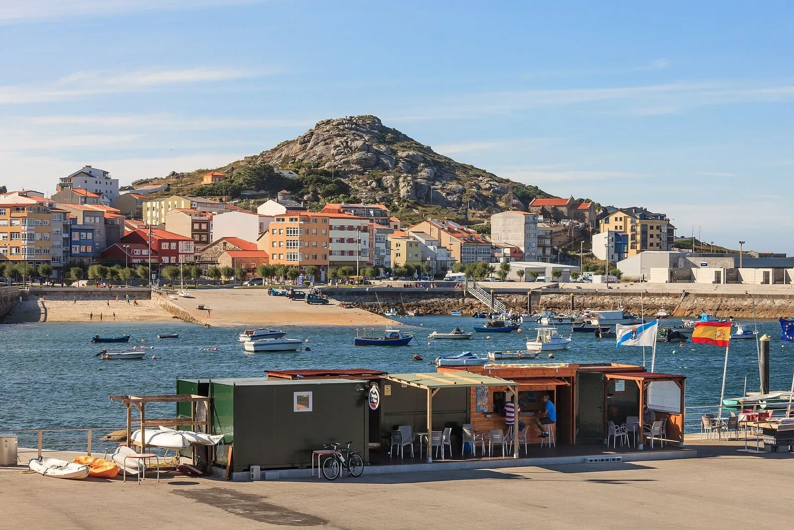 El puerto de Muxía con sus casas de colores al pie de un monte