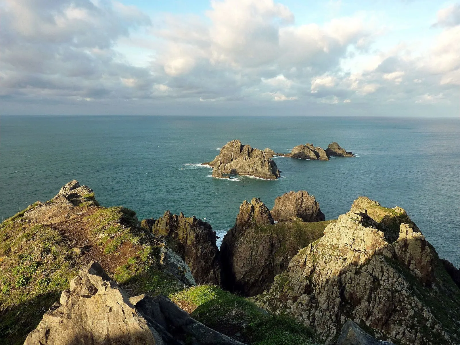 Los islotes de Cabo Ortegal asomando del mar desde los acantilados