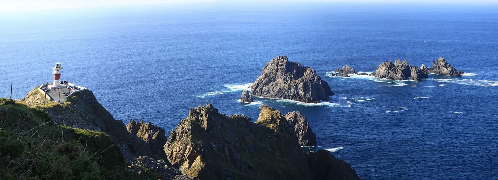 Farallones de roca batidos por el mar vistos desde los acantilados de Cabo Ortegal