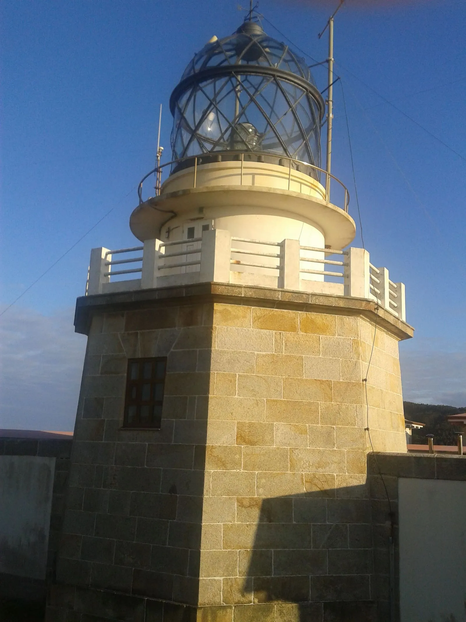 Linterna y torre de piedra del faro de Estaca de Bares