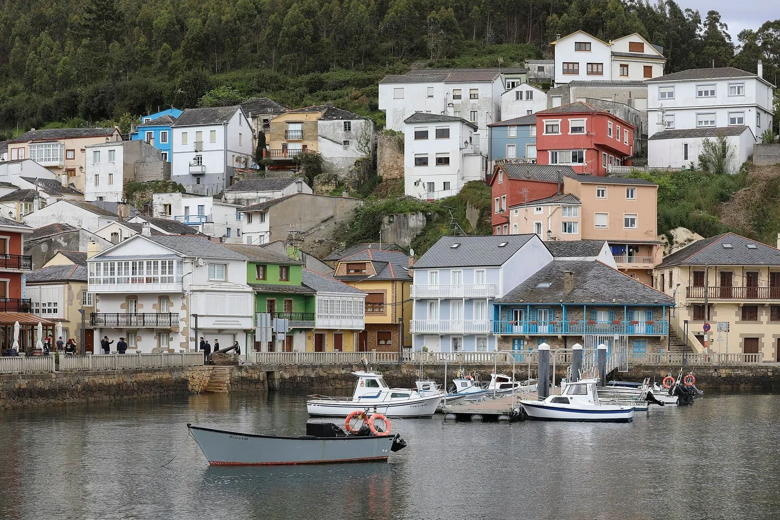 El puerto de O Barqueiro, con las casas junto al agua, en Mañón