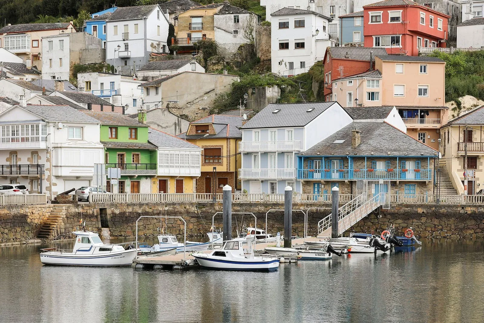 Puerto de O Barqueiro, con casas de colores y barcas amarradas