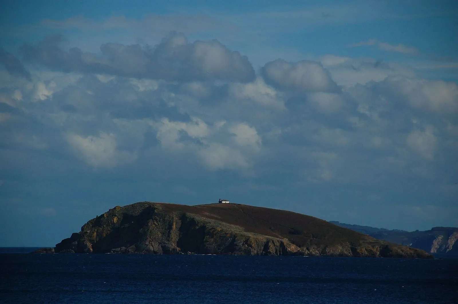 La isla Coelleira vista desde la costa de O Vicedo