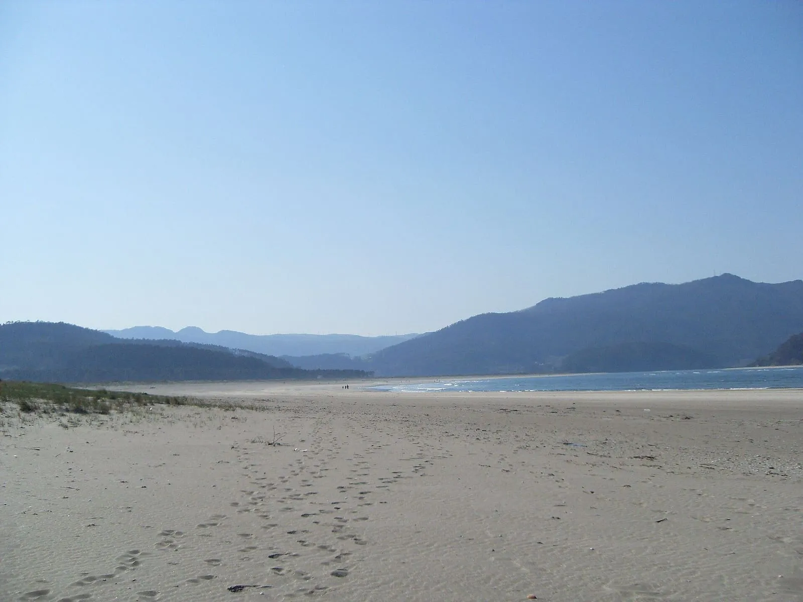 La playa de Morouzos, con su arenal y las dunas, en Ortigueira