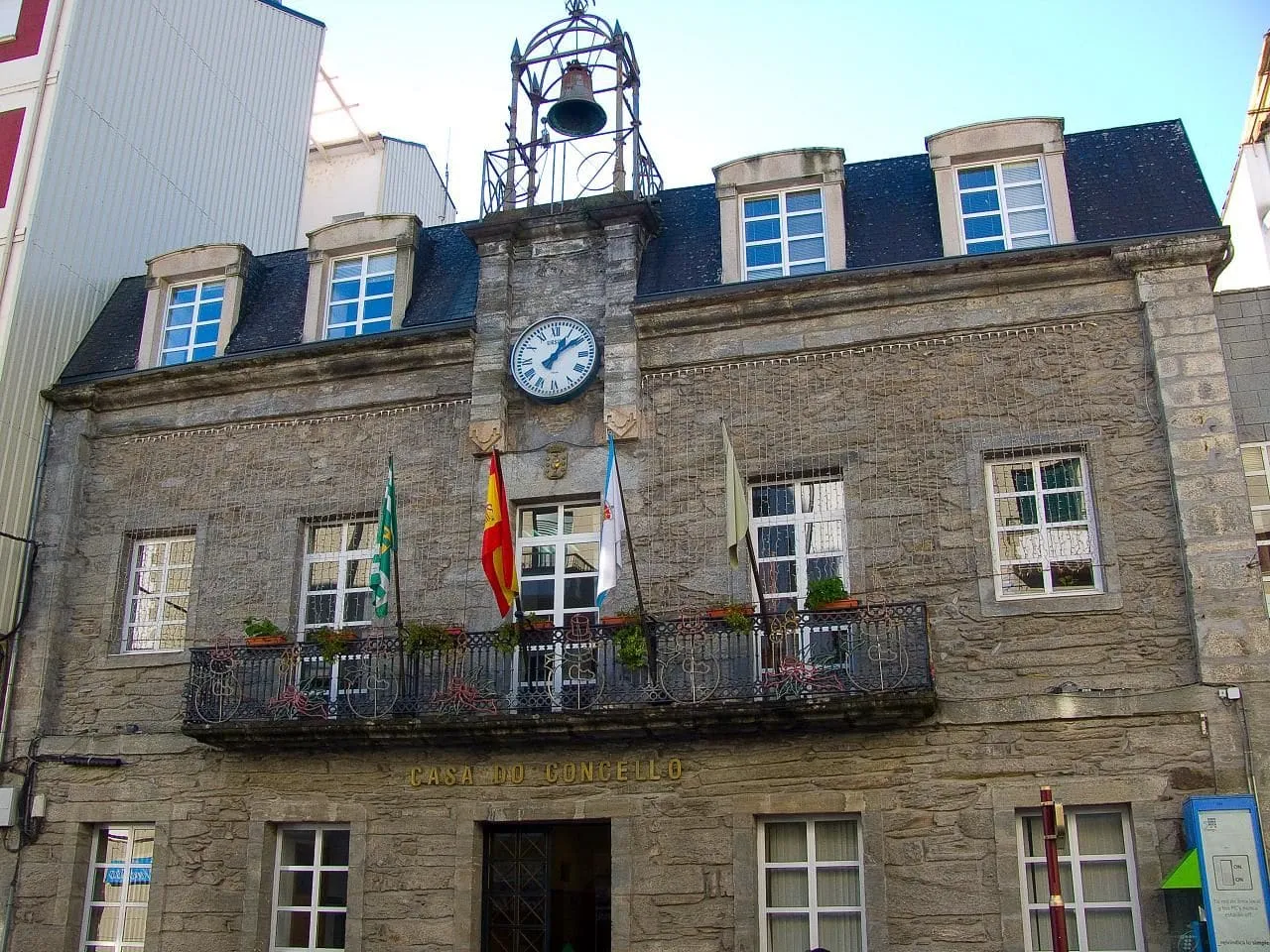 La casa consistorial de Quiroga, un edificio de piedra con balcón y reloj