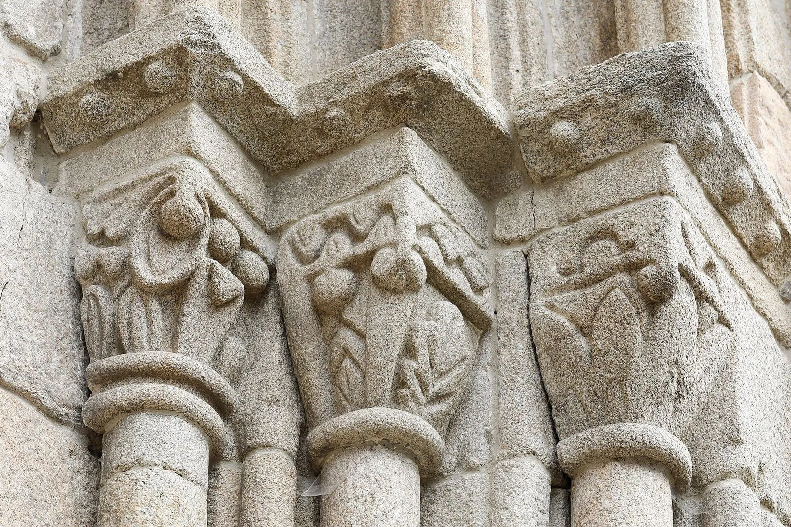 Capiteles románicos de la portada de Santa María do Campo, en Viveiro