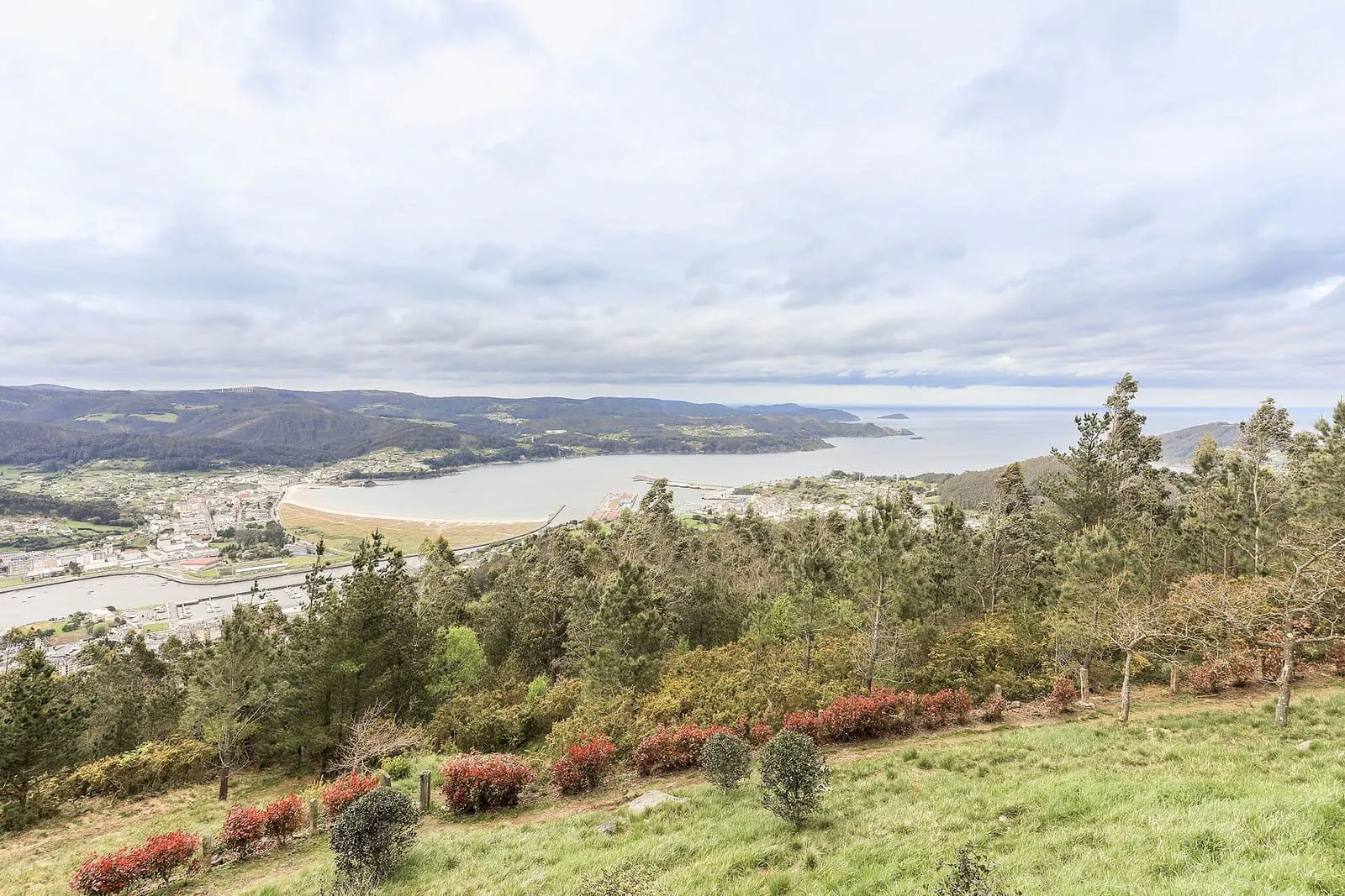 Vista de la ría y la costa de Viveiro desde el mirador de San Roque