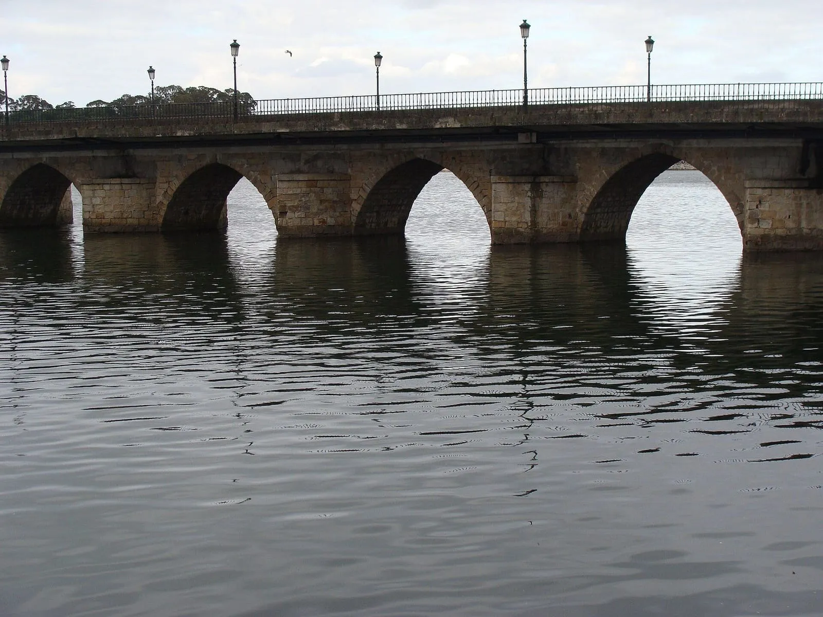 La Ponte da Misericordia, con sus arcos de piedra sobre la ría de Viveiro