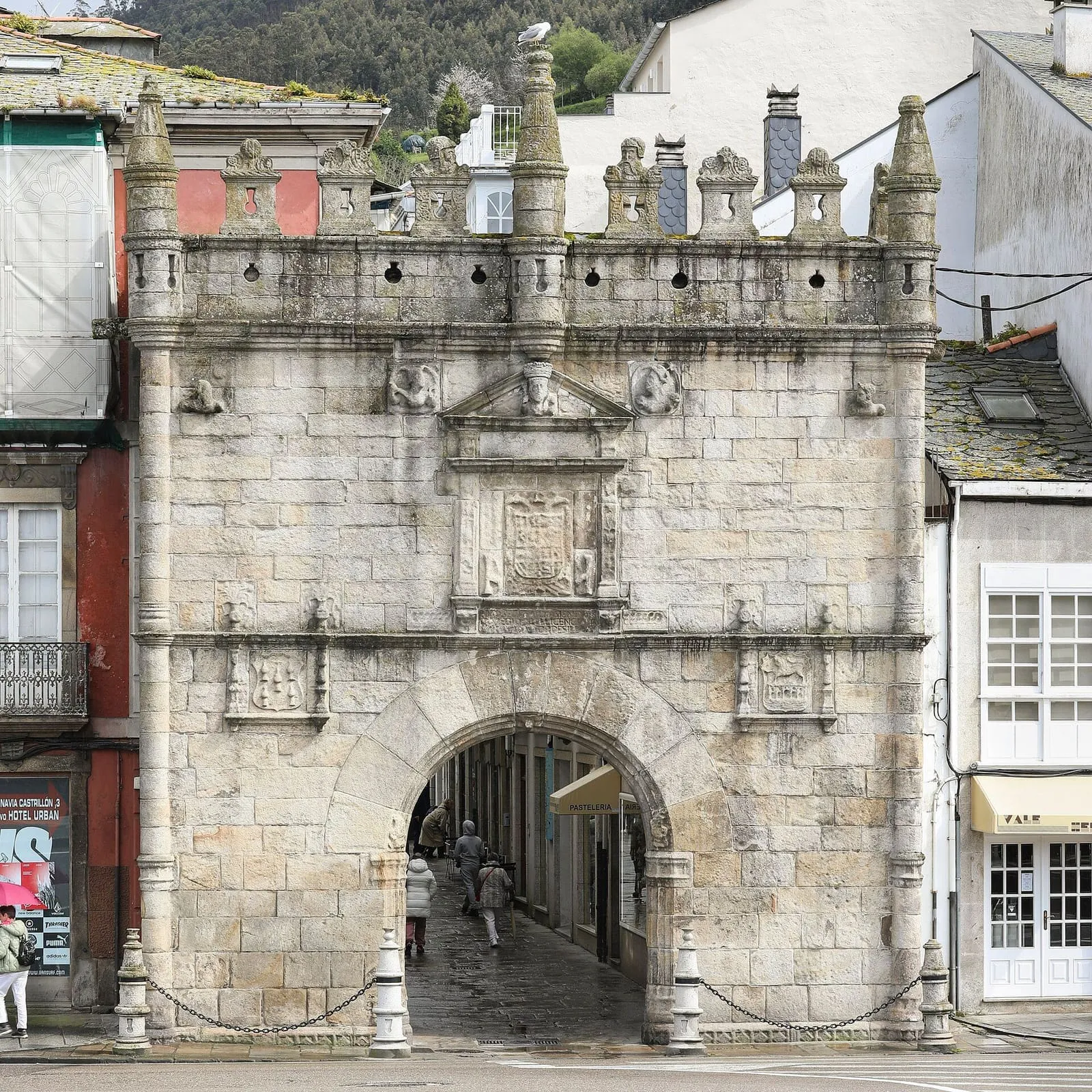 Puerta de Carlos V, de piedra con escudo, en el casco histórico de Viveiro