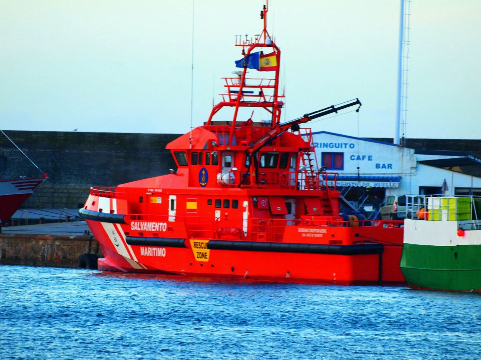 Una embarcación de Salvamento Marítimo amarrada en el puerto de Celeiro