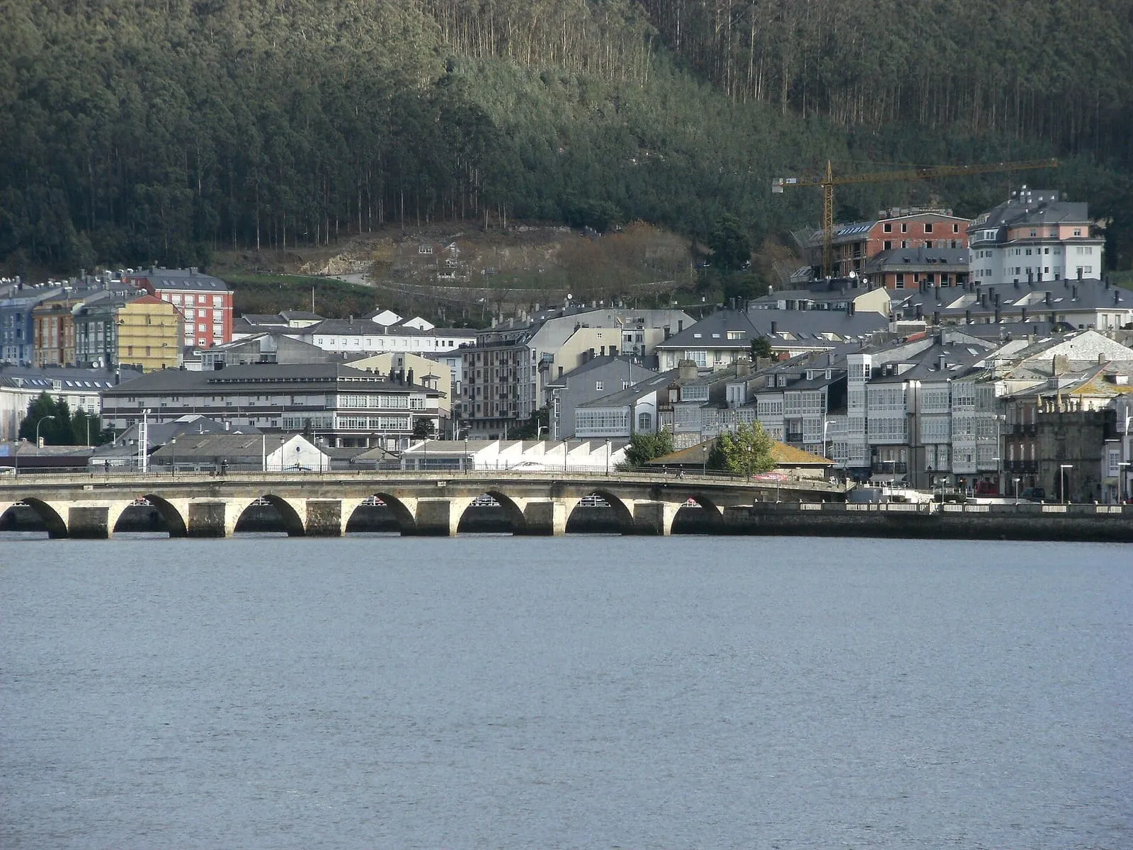 Puente de la Misericordia y casas de Viveiro junto a la ría