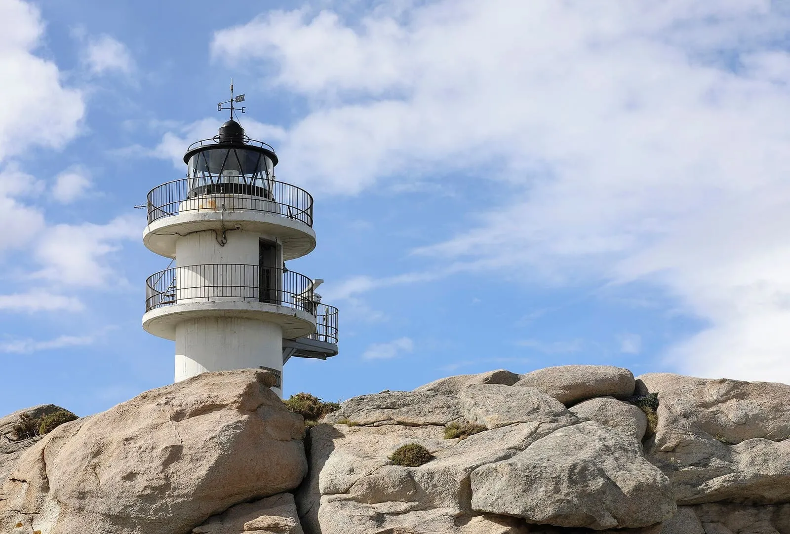 El faro de Punta Roncadoira sobre el cabo, en Portocelo