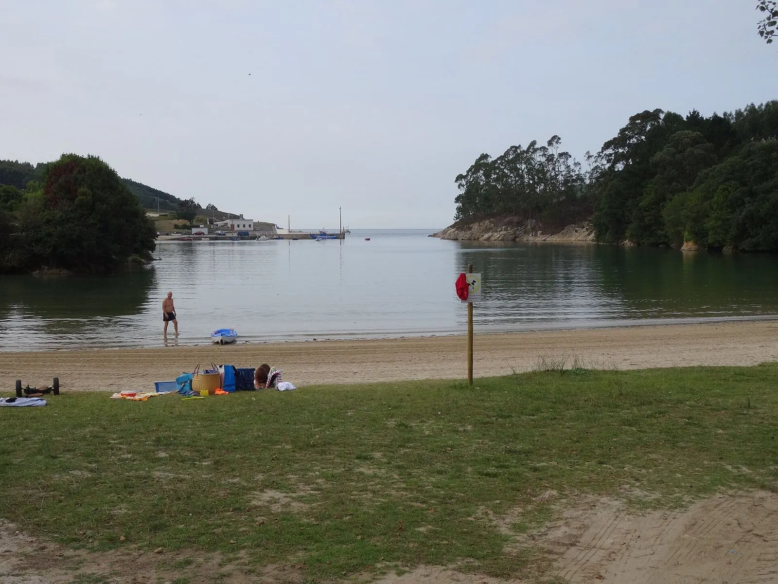 La playa de Portocelo, en la ensenada del puerto
